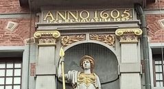 Zdjęcie przedstawia rzeźbę Ateny znajdującą się na Wielkiej Zbrojowni