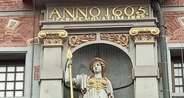 Zdjęcie przedstawia rzeźbę Ateny znajdującą się na Wielkiej Zbrojowni