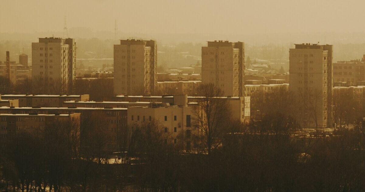 zdjęcie przedstawia 4 bloki z płyty w oddali