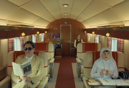 Fenicki układ Wes Anderson film kadr Benicio del Toro Michael Cera Mia Threapleton