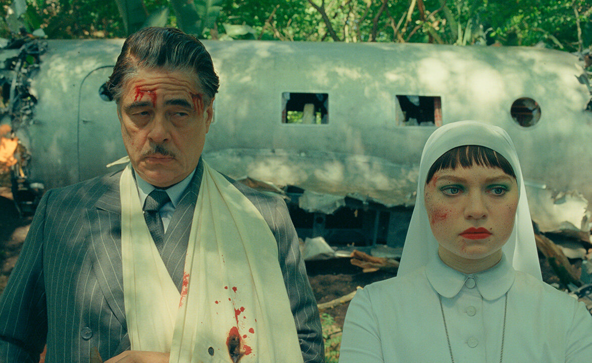 Wes Anderson Fenicki układ kadr film Benicio del Toro Mia Threapleton