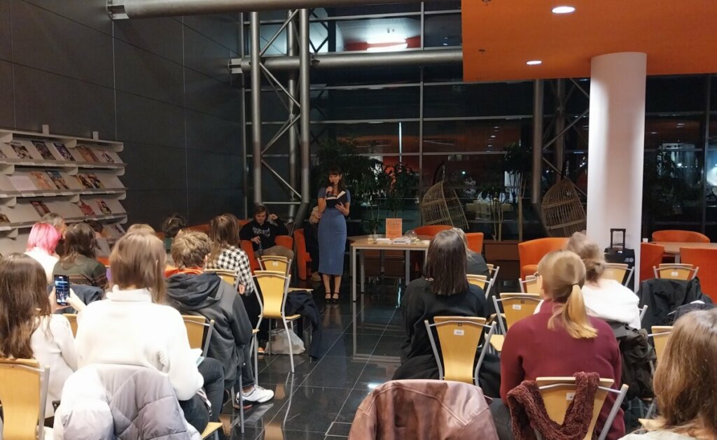 Julia, zwyciężczyni I miejsca, podczas finałowej recytacji