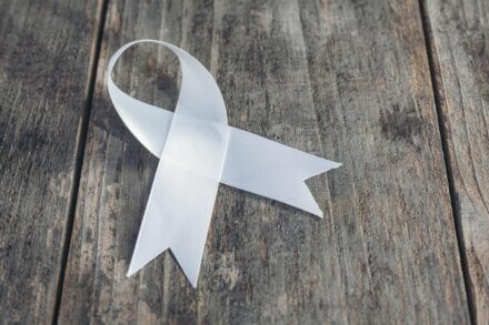 biała wstążka