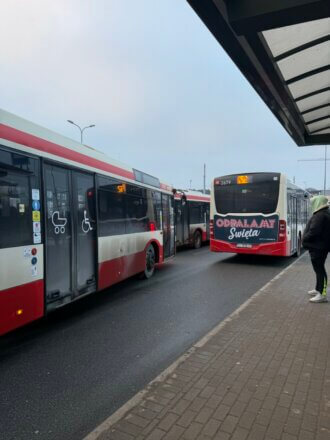 autobusy komunikacja tramwaje irytacja zachowania ludzie