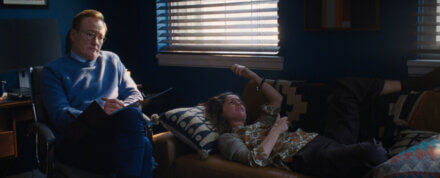 Linda (Rose Byrne) u kolegi terapeuty (Conan O'Brien) w "Kopnęłabym cię, gdybym mogła"/Fot. materiały prasowe A24